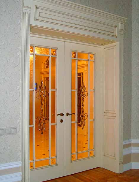 Дверь из массива дуба, с прозрачным стеклом и золотой оправой