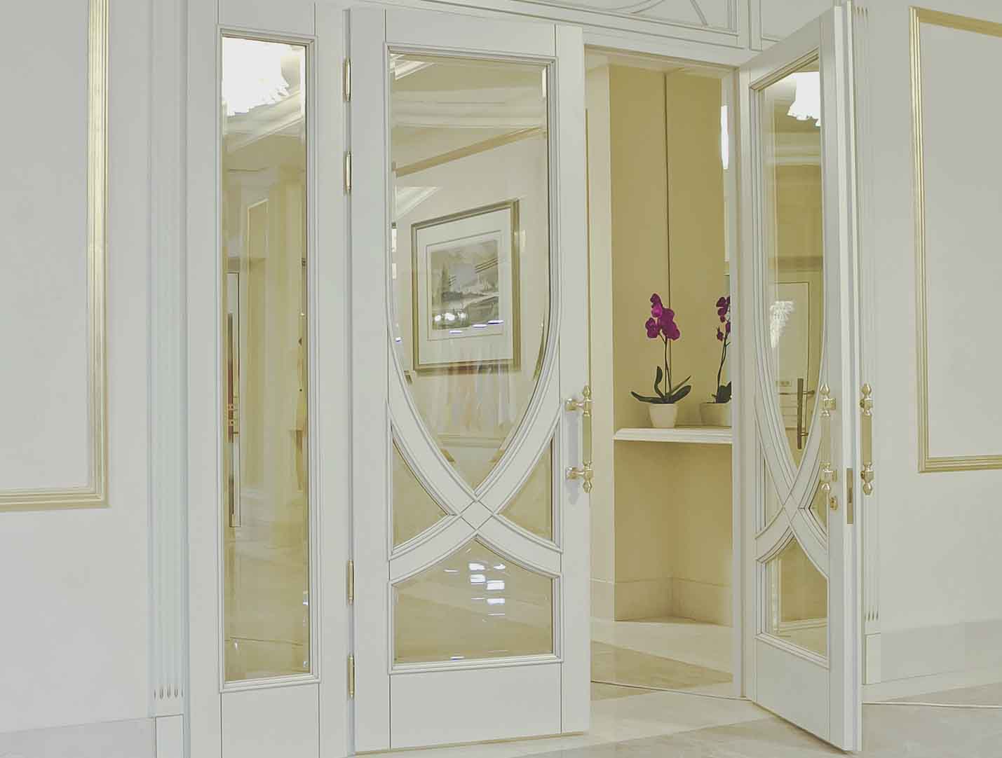 Дверь с тонированным стеклом и фацетом, массив клен