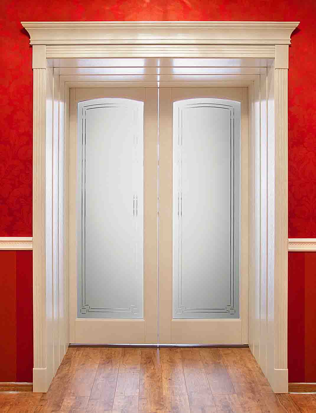 Дверь с матовым стеклом и прозрачной гравировкой, массив клен