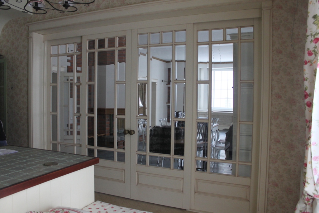 Раздвижная дверь с декоративной раскладкой и стеклом
