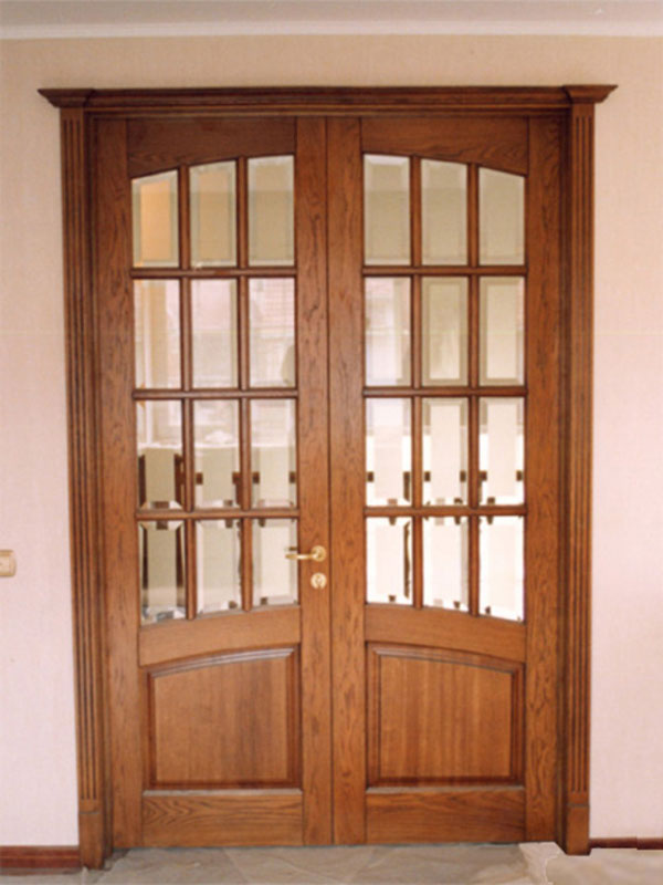 Дверь из массива дуба, с прозрачным стеклом и фацетом
