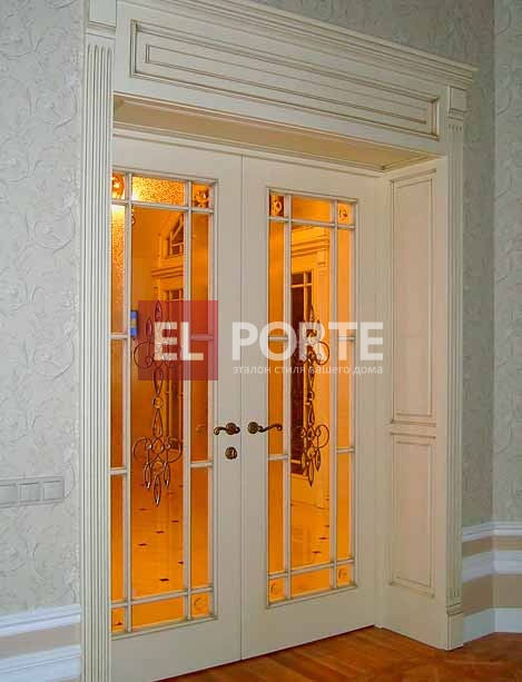 Дверь из массива дуба, с прозрачным стеклом и золотой оправой
