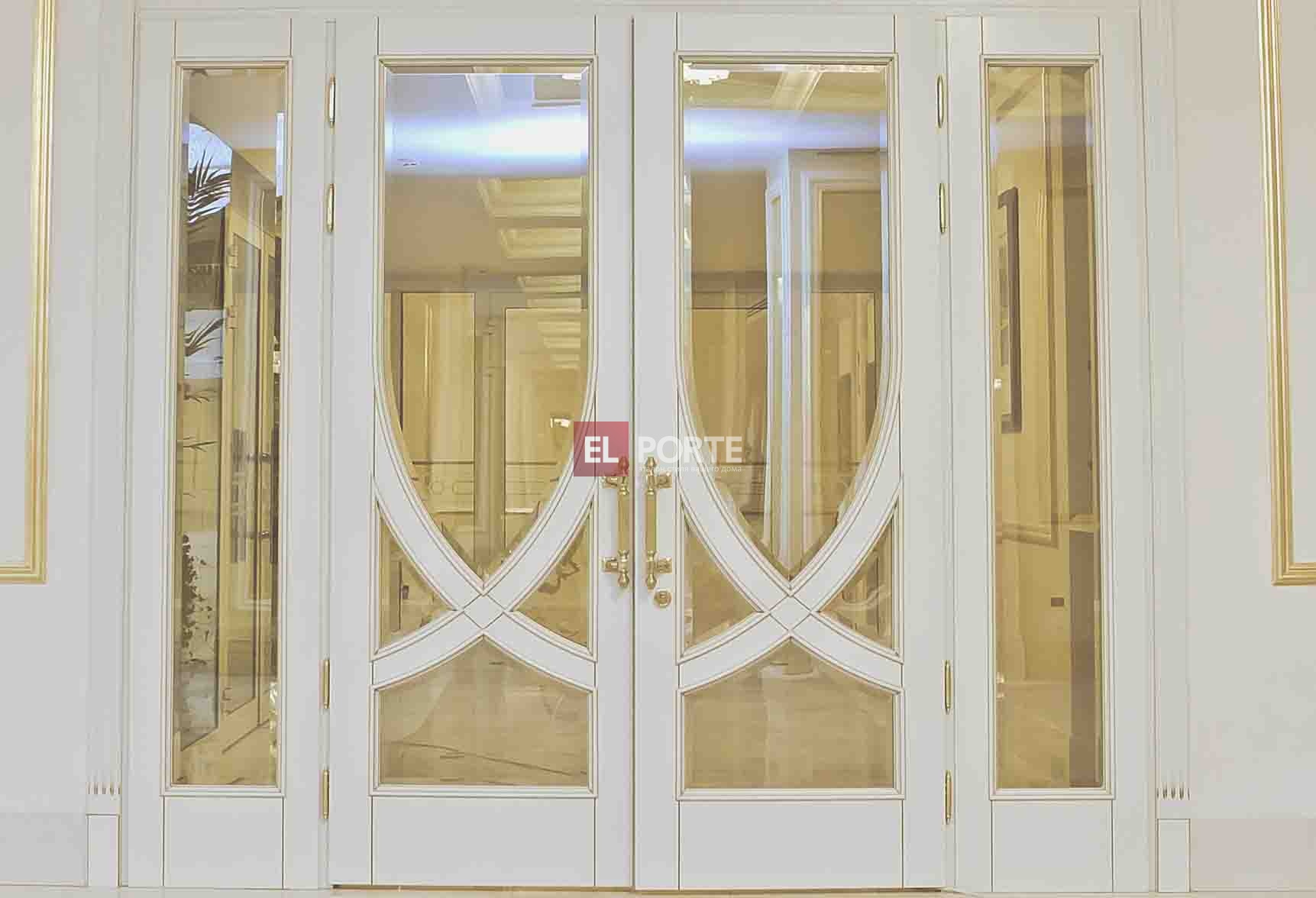 Дверь с тонированным стеклом и фацетом, массив клен