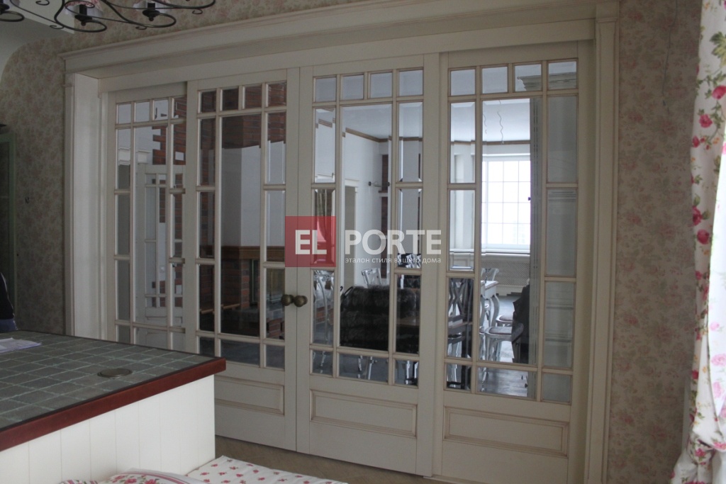 Раздвижная дверь с декоративной раскладкой и стеклом